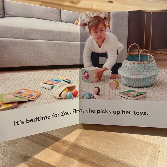UEC LOVEVERY HARD BOARD BOOK - BEDTIME FOR ZOE - Picture 2 of 5